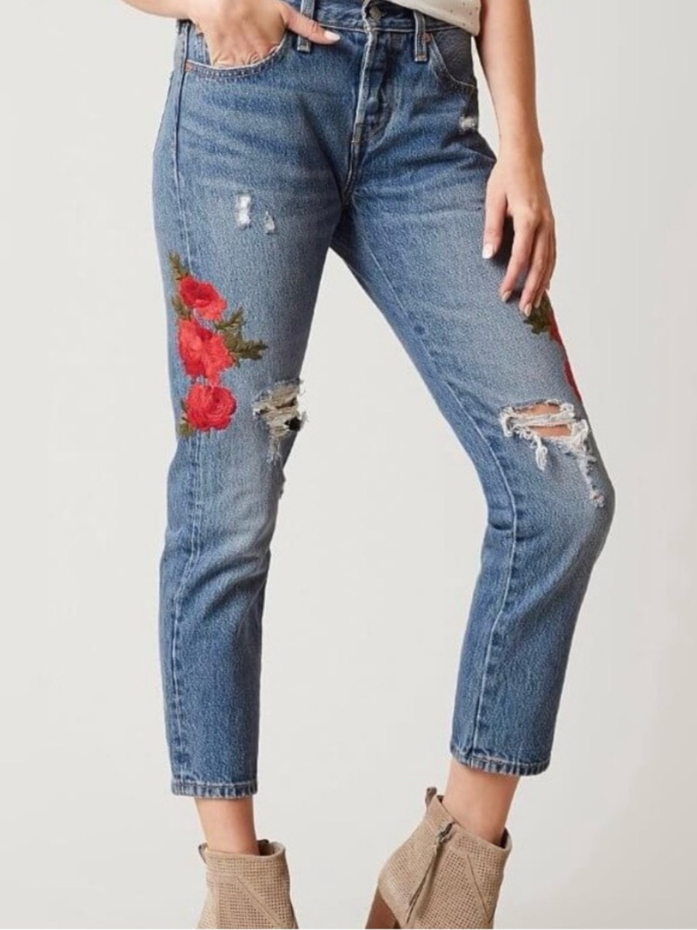 Levi’s 501 floral embroidered jeans Size 26 Button fly Cropped Ankle Distressed